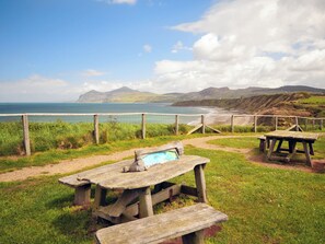 Property grounds - 3 bedroom accommodation in Morfa Nefyn (Morfa Nefyn)