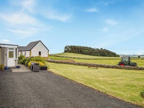 Property grounds - Beautiful and spacious farm cottage, with amazing views over the fields. (Cupar)