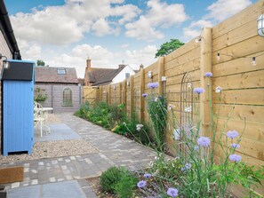 Terrace/patio - The Old Stables - UK38576 (Little Alne, near Wootton Wawen)