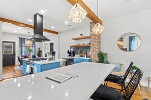 Fridge, microwave, oven, stovetop - Walk 2 Beach-Hot Tub-2 King beds-Waffle bar-Bikes (Galveston)