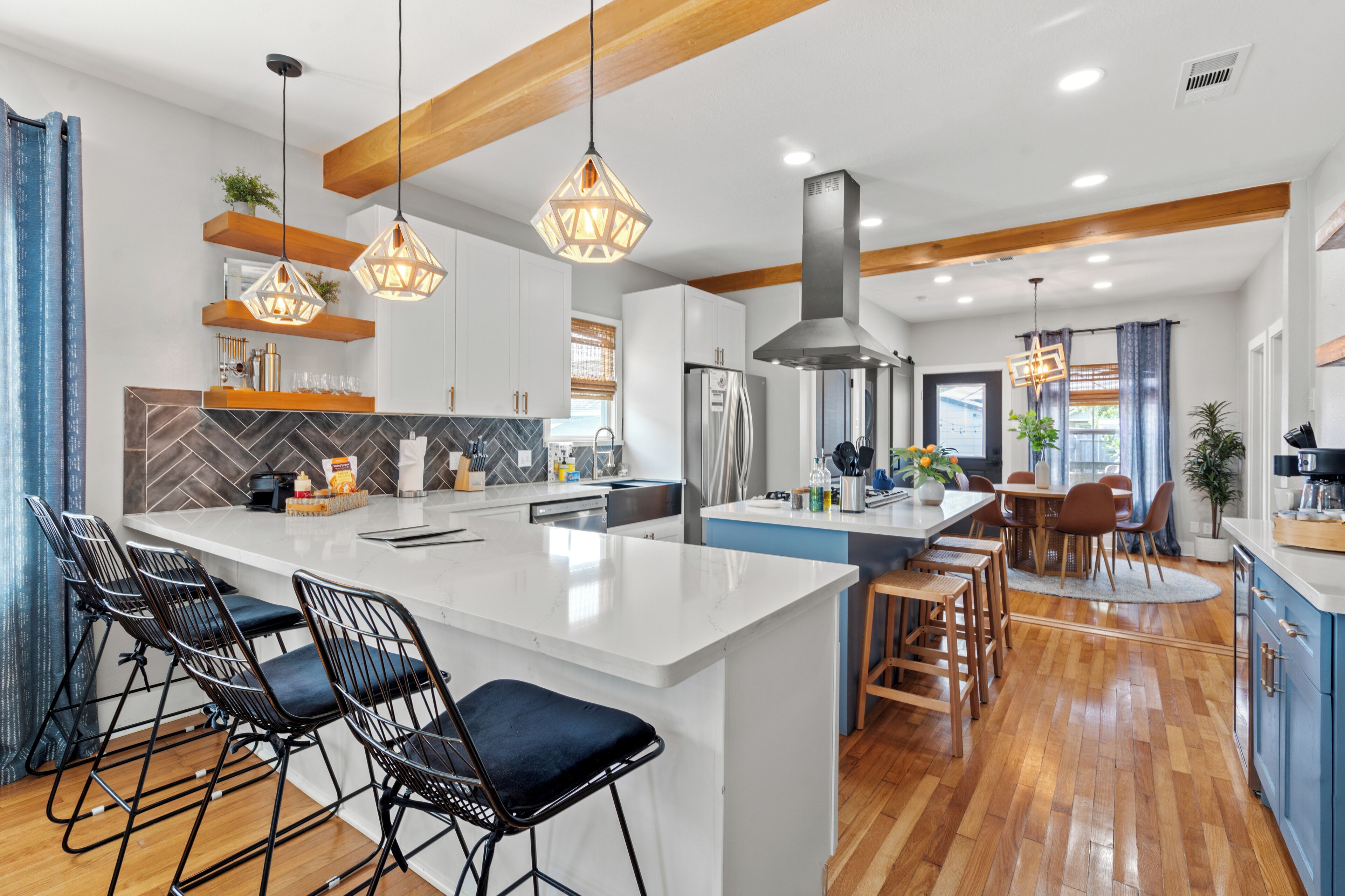 Kjøleskap, mikrobølgeovn, ovn og kokeplater