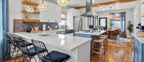 Réfrigérateur, four à micro-ondes, un four, surface de cuisson