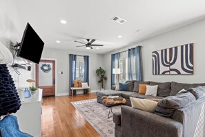 Smart TV, stereo - Walk 2 Beach-Hot Tub-2 King beds-Waffle bar-Bikes (Galveston)