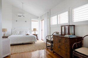 3 habitaciones, escritorio y tabla de planchar con plancha 