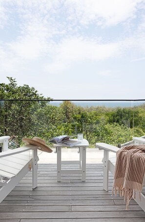 Property grounds - Castaways Beach house Noosa.Beachfront,pool,tennis (Castaways Beach)
