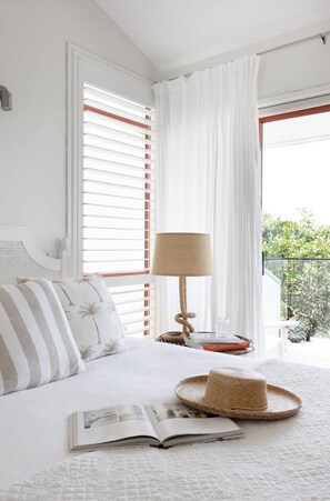 3 bedrooms, desk, iron/ironing board, travel cot - Castaways Beach house Noosa.Beachfront,pool,tennis (Castaways Beach)