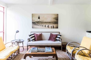 Smart TV, books, stereo, offices