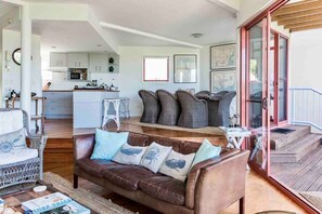 Smart TV, books, stereo - Castaways Beach house Noosa.Beachfront,pool,tennis (Castaways Beach)