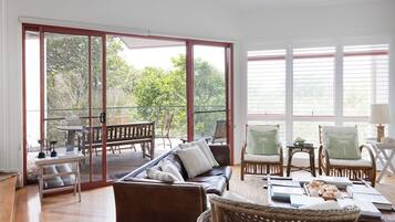 Smart TV, books, stereo