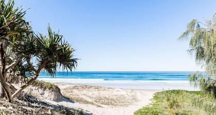 Castaways Beach house Noosa.Beachfront,pool,tennis