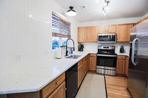 Refrigerador, microondas, horno, placa de cocina