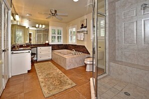 Tina con regadera, secadora de cabello, toallas, jabón 