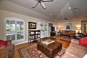 TV, DVD player - Comal River Cottages River 405 (New Braunfels)