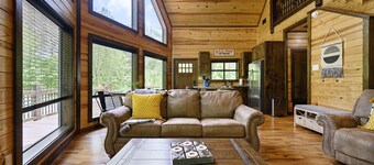 Great Views, High Speed Internet, Hot Tub, Fireplace, Balcony, Sauna, Loft!