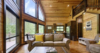 Great Views, High Speed Internet, Hot Tub, Fireplace, Balcony, Sauna, Loft!