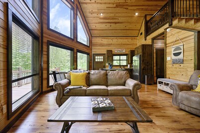 Great Views, High Speed Internet, Hot Tub, Fireplace, Balcony, Sauna, Loft!