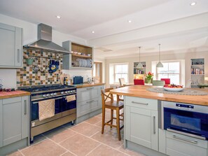 Dishwasher, high chair - 3 bedroom accommodation in Llanstadwell (Llanstadwell)