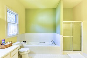 Shower, hair dryer, towels, soap - Charming King William Studio | River Walk | Pearl (San Antonio)