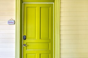 Exterior detail - Charming King William Studio | River Walk | Pearl (San Antonio)