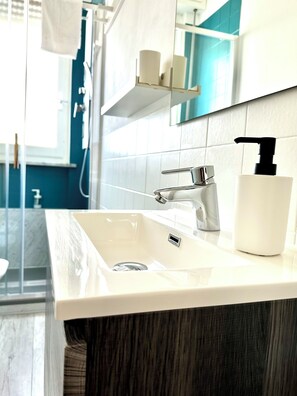 Dusche, Haartrockner, Bidet, Handtücher