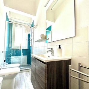 Shower, hair dryer, bidet, towels - Sunset suite - apartment by the sea in Marina di Carrara (Marina di Carrara)