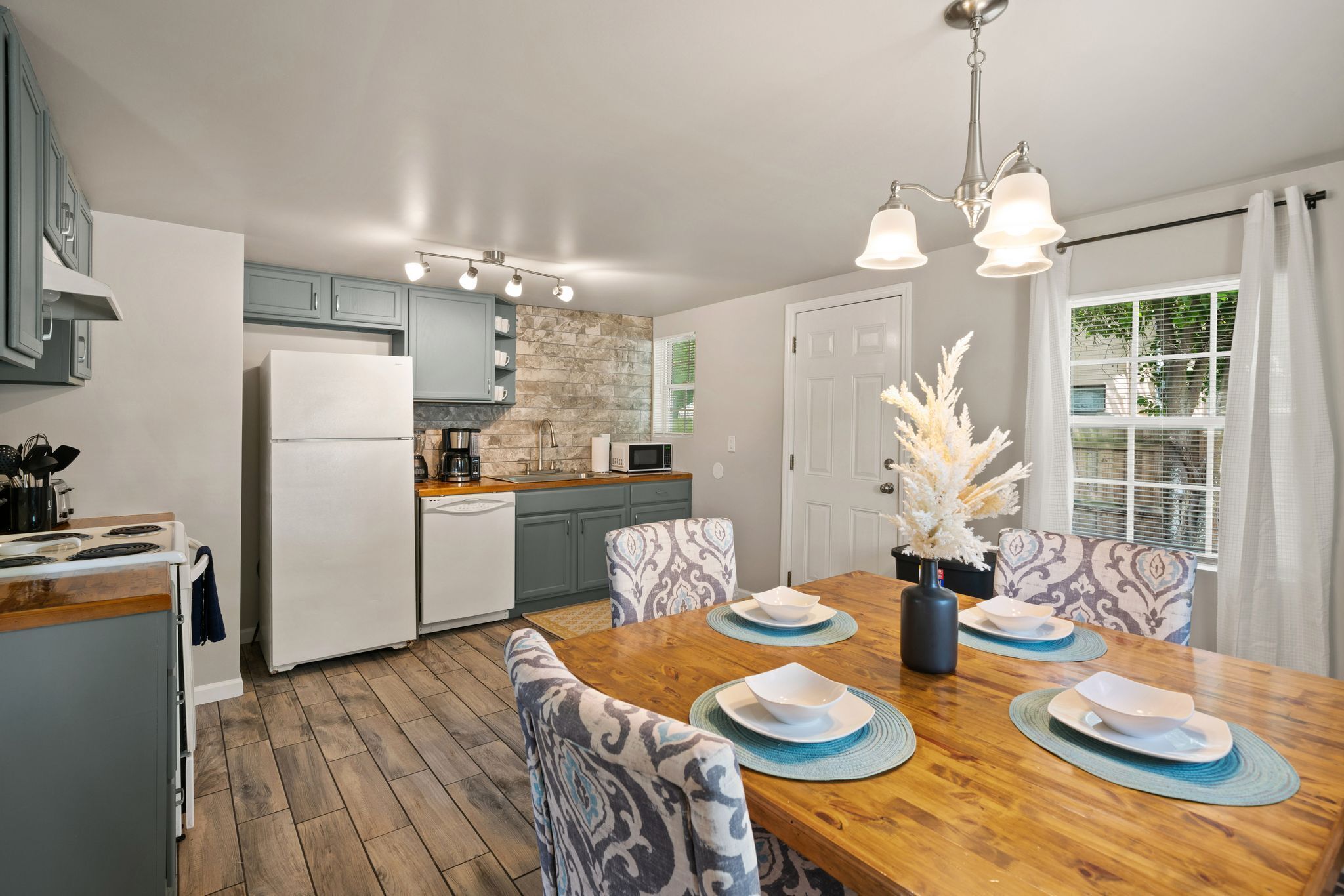Chic Coastal Cottage | 2 Bed, 1 Bath
