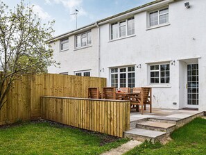 Outdoor dining - 3 bedroom accommodation in Treoes (Treoes)