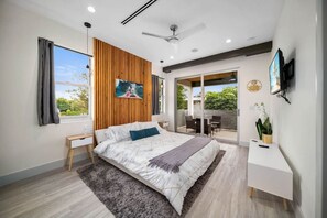 3 habitaciones, escritorio y tabla de planchar con plancha