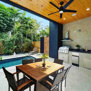 Outdoor dining - Luxury 3/4 Home in Las Olas with Pool and Hot Tub Near the Beach (Fort Lauderdale)