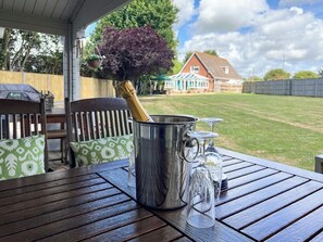 Outdoor dining - 2 bedroom accommodation in Wick, near Littlehampton (Wick, near Littlehampton)