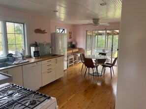 Fridge, microwave, stovetop, dishwasher