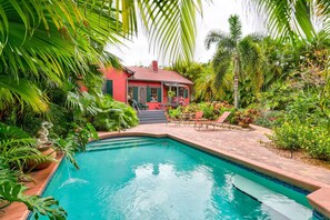 Alberca al aire libre y alberca climatizada