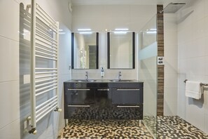 Villa, 4 Bedrooms | Bathroom | Towels