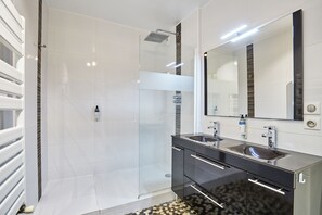 Villa, 4 Bedrooms | Bathroom | Towels