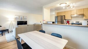 En moderne lejlighed med spiseområde, køkken og opholdsstue.