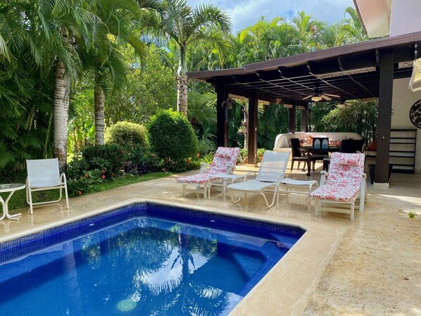 Een buitenzwembad en een verwarmd zwembad