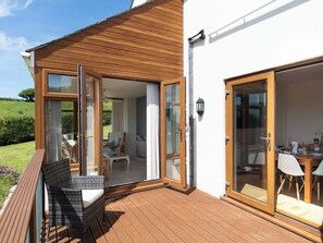 Outdoor dining - 4 bedroom accommodation in Tenby (Tenby)