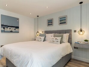 4 bedrooms, free WiFi, bed sheets - 4 bedroom accommodation in Tenby (Tenby)