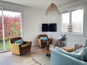 Smart-tv, boeken en een computerscherm