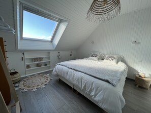 4 slaapkamers, een bureau, een strijkplank/strijkijzer, reisbedje