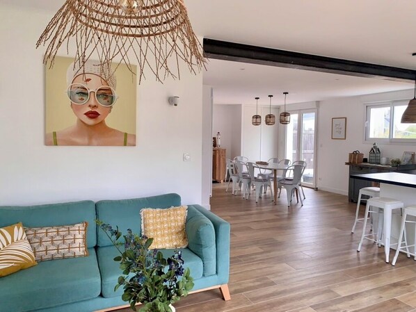 Smart TV, books, computer monitors - Large renovated house, with WIFI Fiber, terrace and garden, 350 m from the sea (Ploemeur)