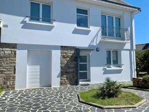 Exterior - Large renovated house, with WIFI Fiber, terrace and garden, 350 m from the sea (Ploemeur)