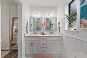 Douche, séchoir à cheveux, serviettes fournies