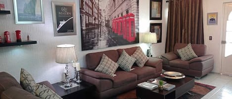 Smart-tv, dvd-spelare och böcker