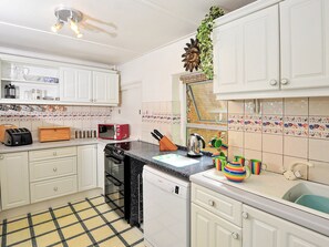 Dishwasher, freezer - 3 bedroom accommodation in Llanrhian (Llanrhian)