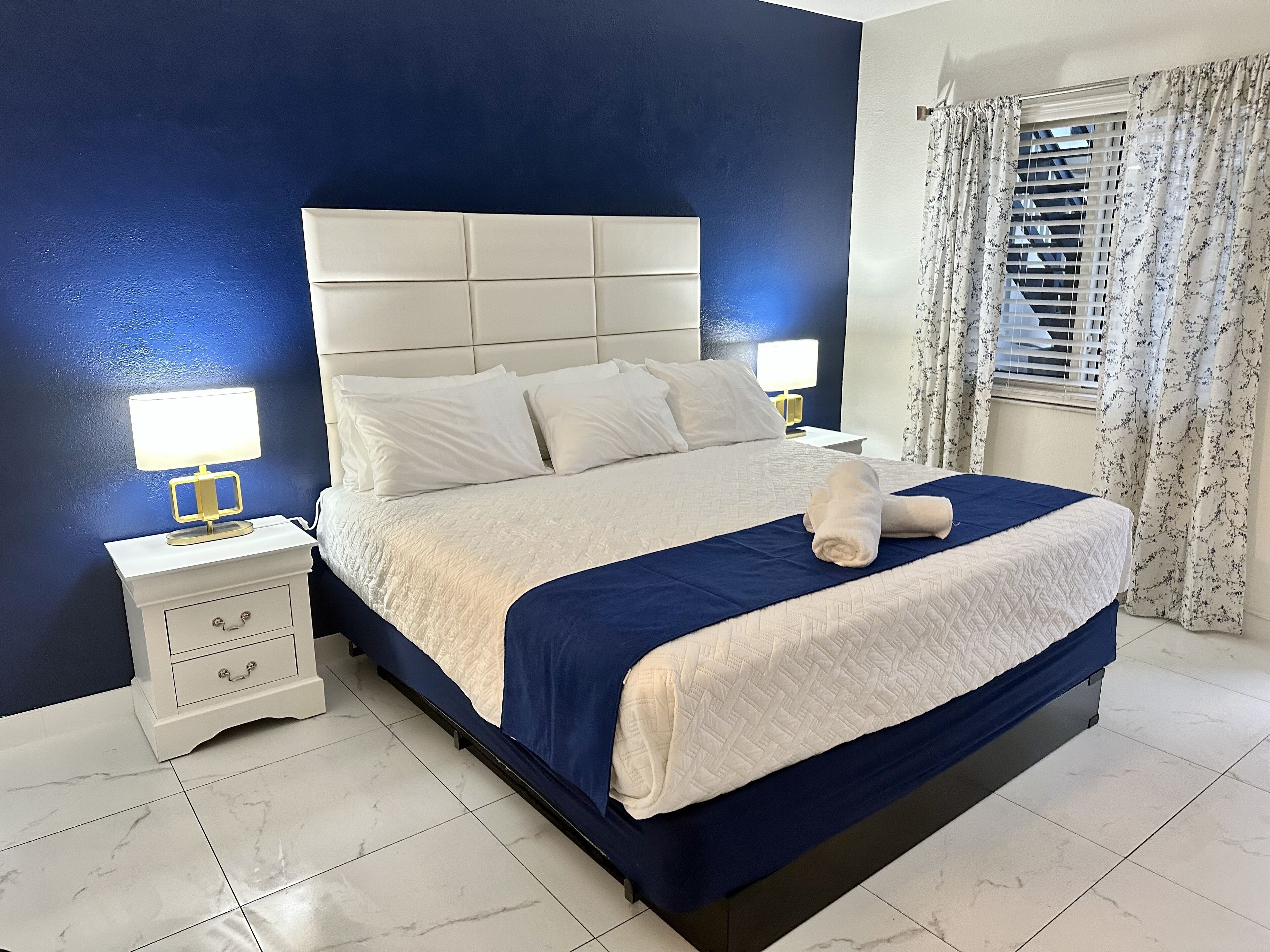 Tabla de planchar con plancha, wifi y ropa de cama 