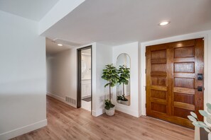 Interior - Close to it all + putting green, hot tub, fire pit (San Diego)