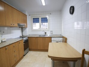 Kjøleskap, kaffetrakter/tekoker og kjøkkenutstyr