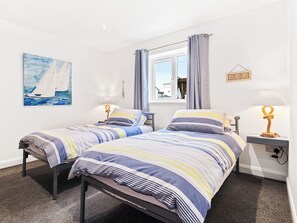 2 bedrooms, free WiFi, bed sheets - 2 bedroom accommodation in Pwlheli (Pwlheli)
