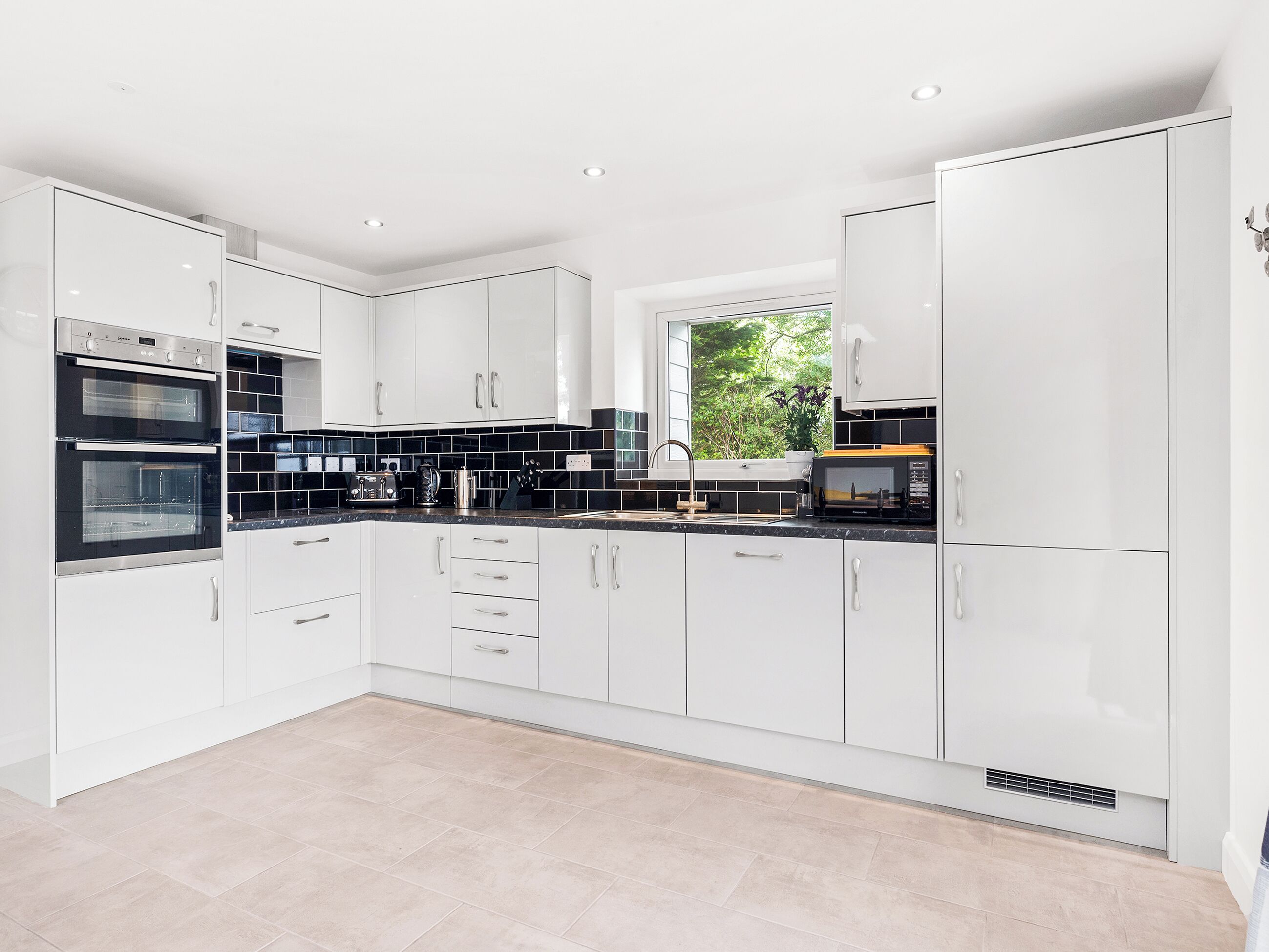 Een vaatwasser, een kinderstoel, een vriezer